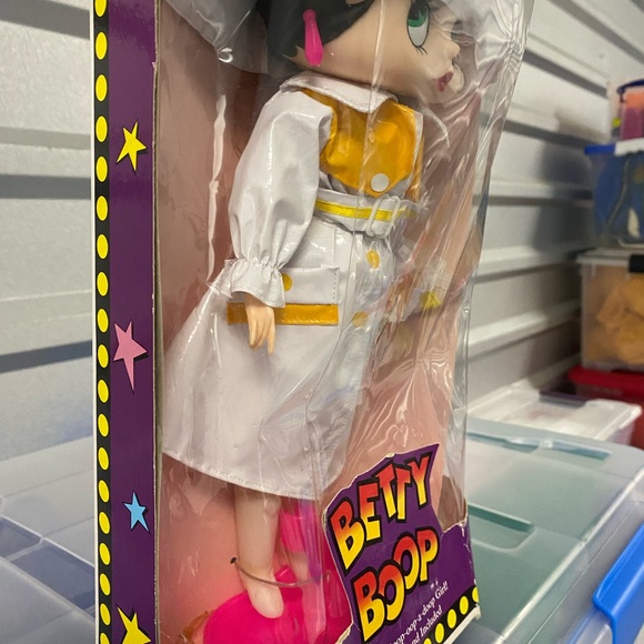 Vinyl M -Toy Betty Boop RainSlicker Doll c.1995 Discontinued Limited Edition NIB - Picture 6 of 9
